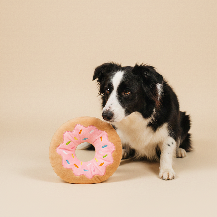 FuzzYard Dog Toy - Giant Donut — lifestyle met hond | The Snuffle Studio